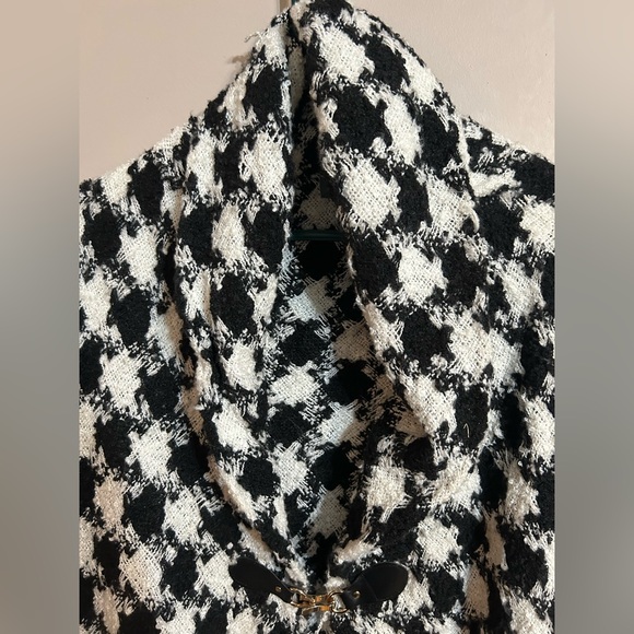 Women’s Black and white houndstooth wrap/cape. Rose gold clip, knit. - Picture 3 of 7